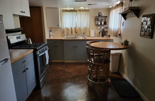 Old Prospect Apartment | Cozy basement apartment