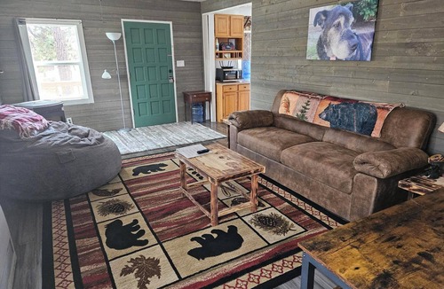 Bailey Cabin | Cozy Bear-Themed Cabin Hot-Tub w/free EV Charging