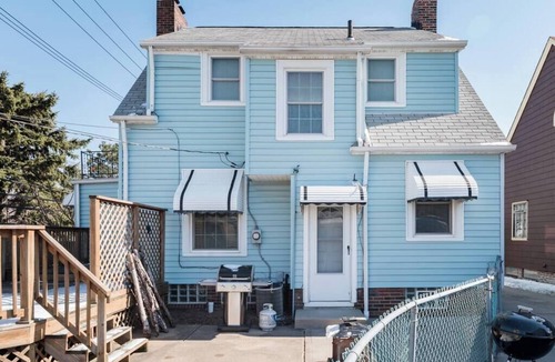 Cleveland House | Cozy Blue House on the Shores of Lake Erie