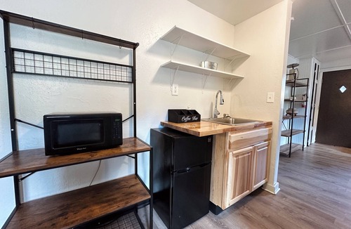 Manitou Springs Cabin | Cozy Cabin 1 | 1BR + Kitchenette Near Pikes Peak