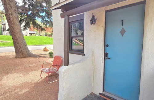 Manitou Springs Cabin | Cozy Cabin 1 | 1BR + Kitchenette Near Pikes Peak