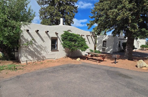 Manitou Springs Cabin | Cozy Cabin 1 | 1BR + Kitchenette Near Pikes Peak