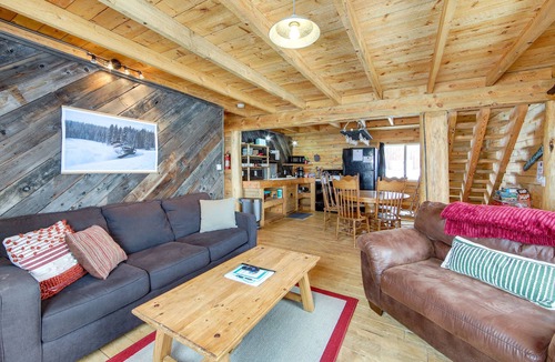 Lake Agnes Cabin | Cozy Cabin for 8 Near Steamboat with Hot Tub Access + Pet Friendly
