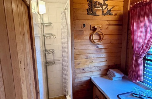 Longmont Cabin | Cozy cabin in Longmont, dog friendly, near to CU, CSU, UNC and RMNP. WiFi, AC
