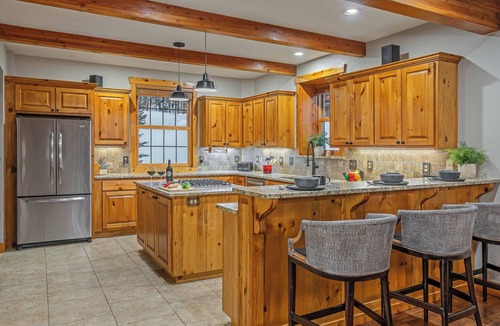 Blue River House | Cozy Cabin + Ski Shuttle | Starlit Pines Lodge