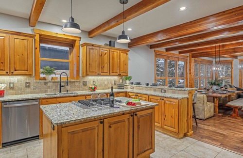 Blue River House | Cozy Cabin + Ski Shuttle | Starlit Pines Lodge