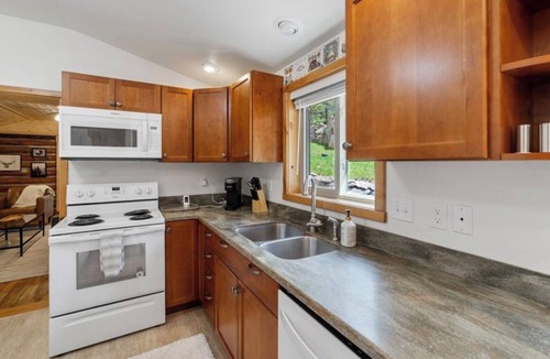 Green Mountain Falls Cabin | Cozy cabin in walking distance to Green Mountain Falls with WiFi