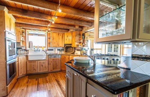 Kremmling Cabin | Cozy Cabin with Jaw-Dropping views of Gore Pass