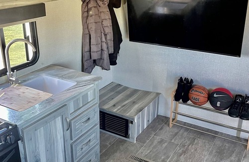 Penrose House | Cozy camper w/ mtn views 1hr from ski resorts !