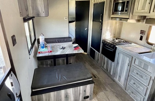 Penrose House | Cozy camper w/ mtn views 1hr from ski resorts !