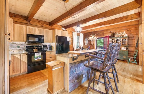 Perrysville Cabin | Cozy Campfires*Hot Tub*Stargazing*Valley Views