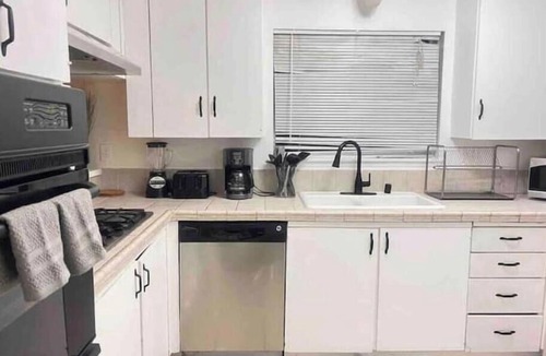 Riverside House | Cozy Celeste 5 Beds, 2 Baths Home in Riverside