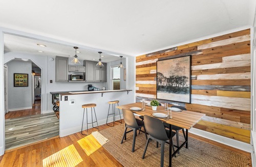 Berkeley House | Cozy central cottage! Fire pit, Theater Room & 420 Friendly!