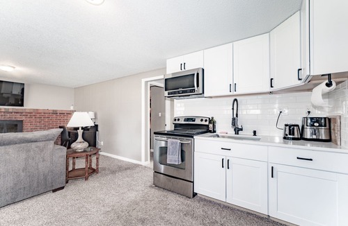 Village Seven House | Cozy Central Home w/Pikes Peak View & Fireplace. Hiking & Biking Galore!