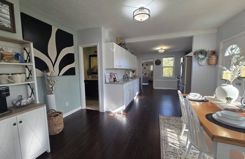 Mentor House | Cozy Centrally Located Gem-King, Hot Tub, Pets OK, Shops & 15 Mins to Lake Erie