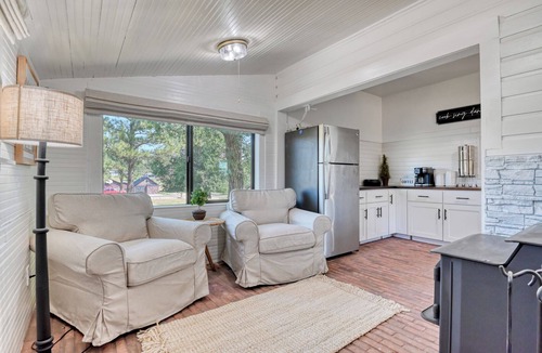 Elbert Cottage | Cozy, charming carriage house on a historic farm in Elbert