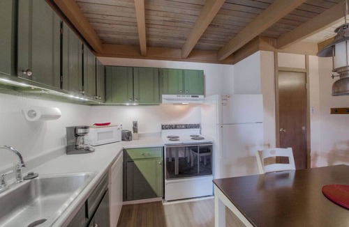 Wildernest Condo | Cozy Condo in Wildernest | Clubhouse Pool + Hot Tubs Free Bus Trails Nearby