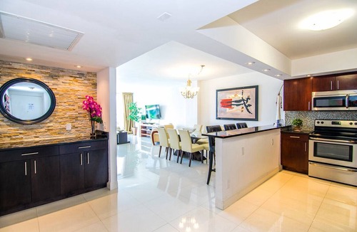 Sunny Isles Beach Condo | Cozy condo w/city views just 500ft from the beach | WIFI + Parking