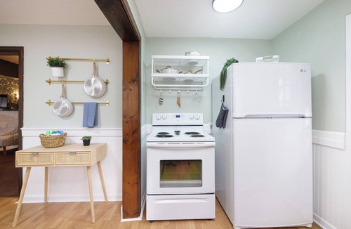 Elizabeth Park Valley House | Cozy, Convenient Getaway 3Bd2Ba dog-friendly home in wonderful Akron, OH