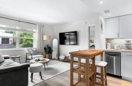 Victoria Park Condo | Cozy corner condo, just renovated, pool views