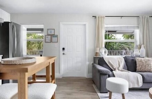 Victoria Park Condo | Cozy corner condo, just renovated, pool views