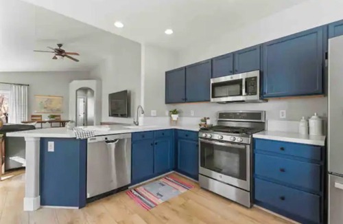 Reno Cottage | Cozy Cottage 12 Miles to Skiing - Hot tub!