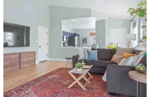Reno Cottage | Cozy Cottage 12 Miles to Skiing - Hot tub!
