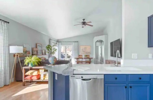 Reno Cottage | Cozy Cottage 12 Miles to Skiing - Hot tub!