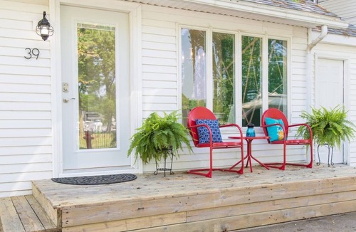 Huron Cottage | Cozy Cottage in Rye Beach with lake view