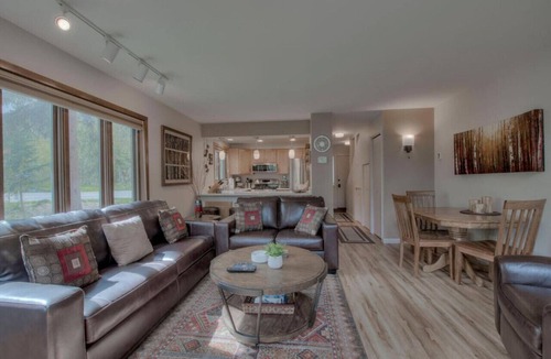 Bridgepoint Villa | Cozy Creekside Retreat Walk to Main Street Mountain Views & Fireplace