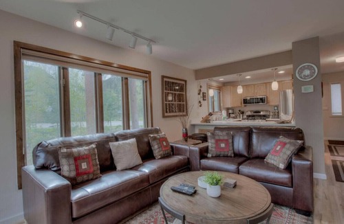 Bridgepoint Villa | Cozy Creekside Retreat Walk to Main Street Mountain Views & Fireplace