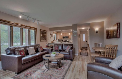 Bridgepoint Villa | Cozy Creekside Retreat Walk to Main Street Mountain Views & Fireplace