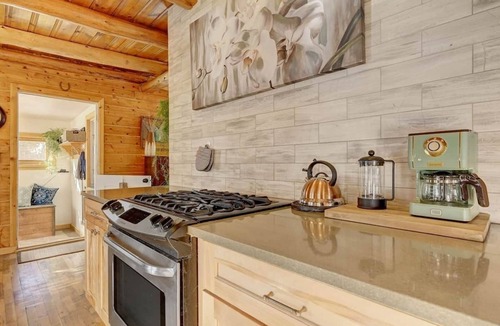 Black Hawk Cabin | Cozy, Dog-friendly Log Cabin with VIEWS, Hot tub & Fireplace
