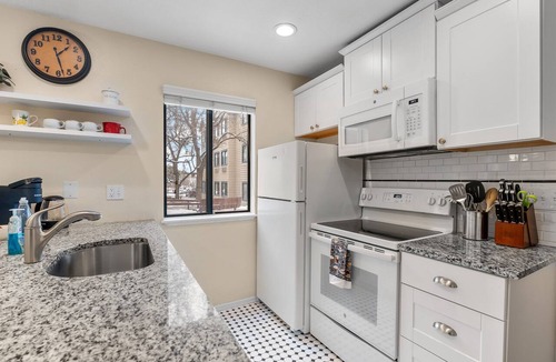 Englewood Apartment | Cozy DTC 1BR Retreat, Gym, Fast Wifi