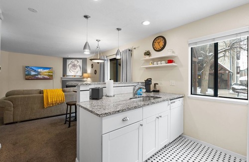 Englewood Apartment | Cozy DTC 1BR Retreat, Gym, Fast Wifi