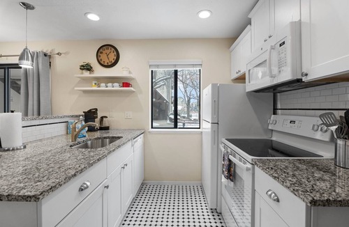 Englewood Apartment | Cozy DTC 1BR Retreat, Gym, Fast Wifi