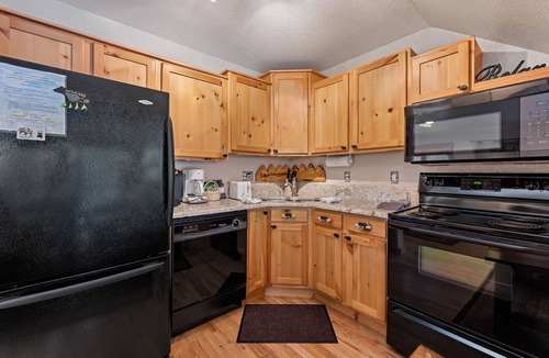 Fall River Estates Condo | Cozy Fall River Escape Private Hot Tub