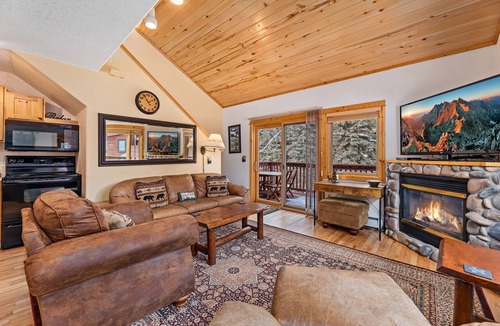Fall River Estates Condo | Cozy Fall River Escape Private Hot Tub
