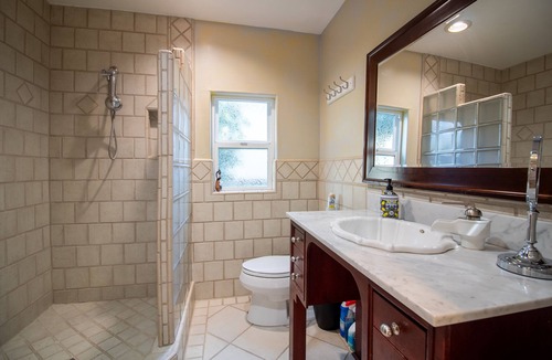 Whittier House | Cozy Guest House with Patio
