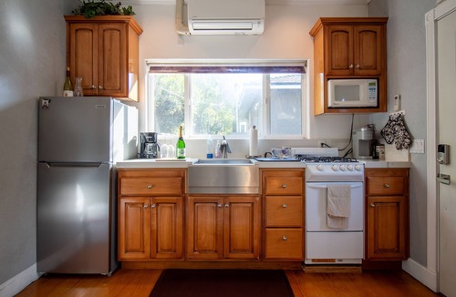 Whittier House | Cozy Guest House with Patio