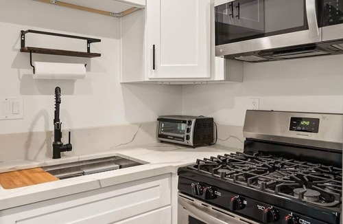 Bonita House | Cozy Hideout | Minutes From Downtown