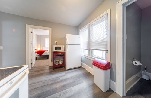 Barberton House | Cozy Home Close to Cuyahoga, Portage Lakes, University, and Hospital