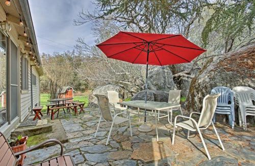 Mariposa House | Cozy Home w/Patio Near Yosemite National Park!