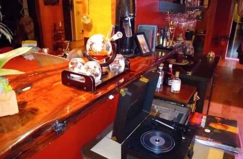 Myrtletown House | COZY: hot tub, pool table, horseshoes, fire pit!