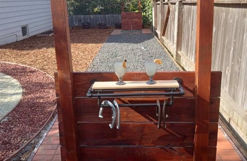 Myrtletown House | COZY: hot tub, pool table, horseshoes, fire pit!