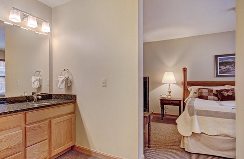 Historic District Hotel | Cozy Hotel Room with Queen-Sized Bed
