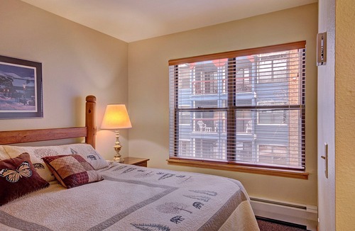 Historic District Hotel | Cozy Hotel Room with Queen-Sized Bed