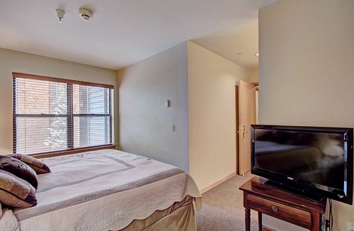 Historic District Hotel | Cozy Hotel Room with Queen-Sized Bed