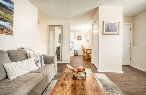 Rockrimmon Condo | ❤Cozy in the Springs! 2 BR, Kitchen. 4 Guests!❤