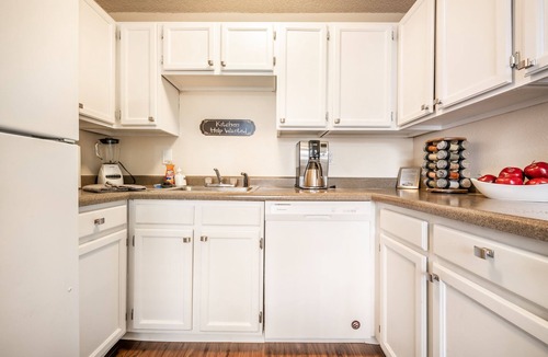 Rockrimmon Condo | ❤Cozy in the Springs! 2 BR, Kitchen. 4 Guests!❤